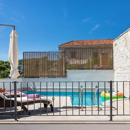 Villa Marivilla In With Heated Pool