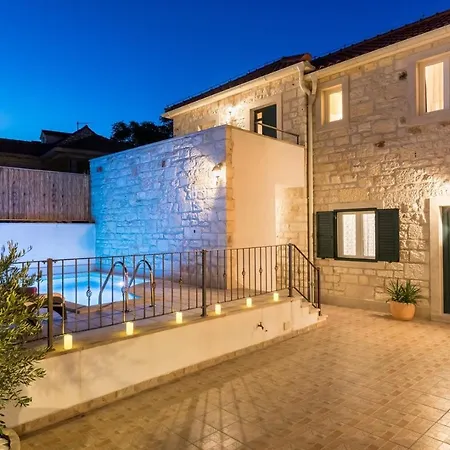Villa Marivilla In With Heated Pool